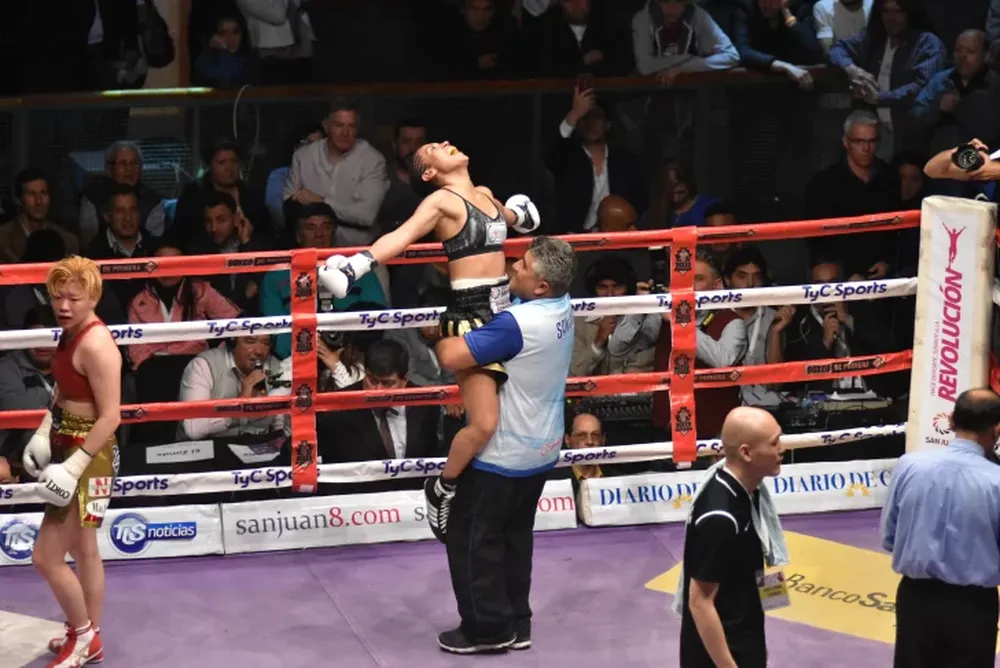 Leonela Yúdica ganó de principio a fin y retuvo el título mundial por quinta vez