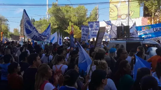 Docentes se movilizaron por mejoras salariales