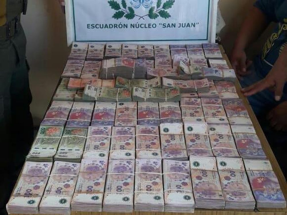 Detuvieron a tres sujetos con más de un millón de pesos