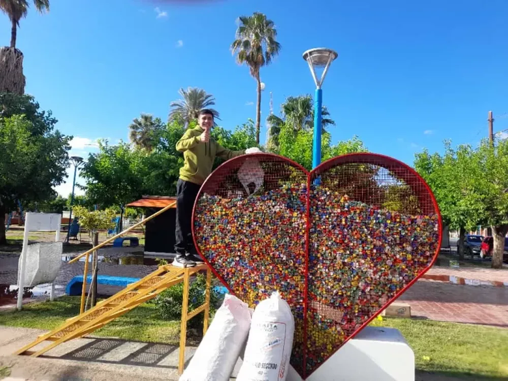 Tras pesas las tapitas recolectadas, los estudiantes de 25 de Mayo las depositaron en el corazón gigante que el municipio instaló en la plaza principal para tal fin.