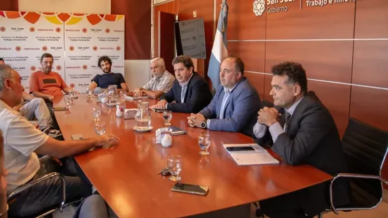 DIÁLOGO. El ministro de Producción se reunió ayer con la Mesa Vitícola. La otra semana se encontrará con su par mendocino.