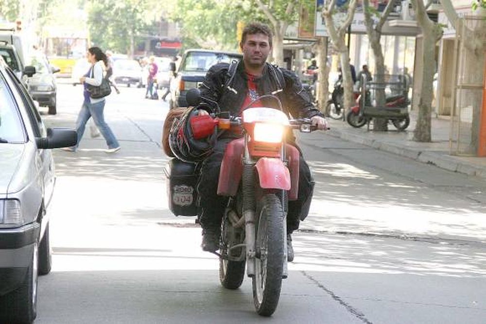 En moto, para ver de cerca el mapa