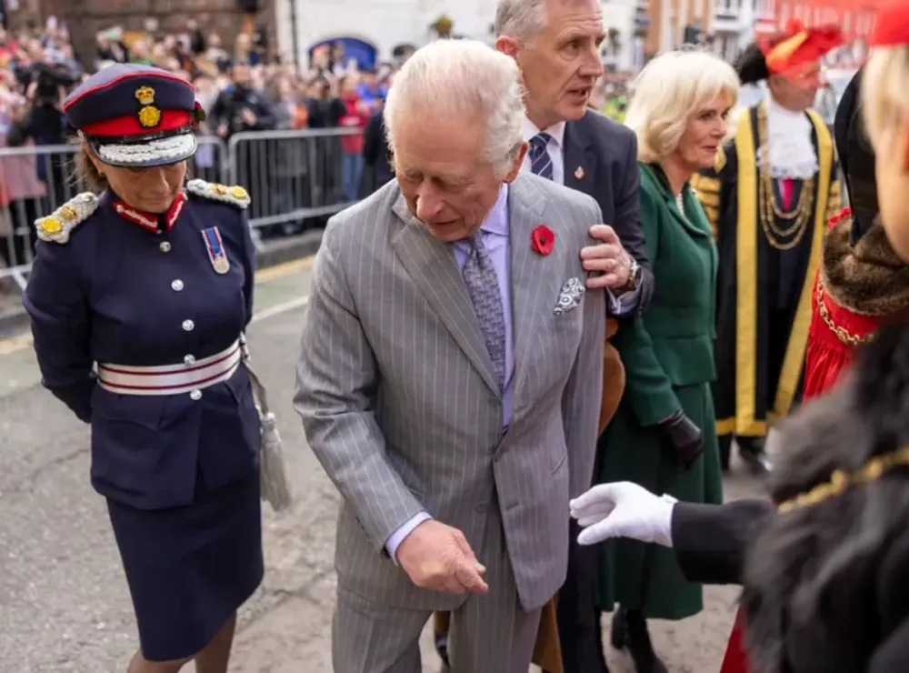 Detuvieron a un hombre que arrojó huevos apuntando al rey Carlos III