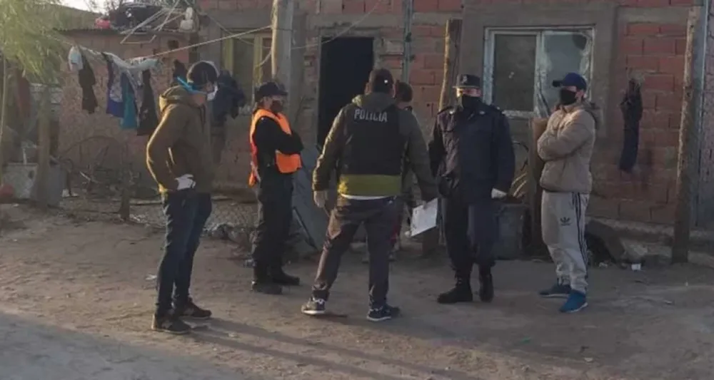 Una mujer tenía a su hijo discapacitado encerrado dentro de una jaula