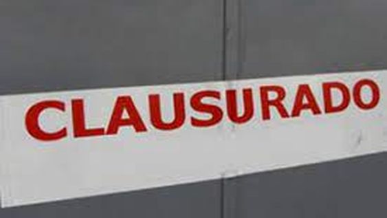 Dos conocidos locales de venta de comidas, clausurados por atender en horario no permitido
