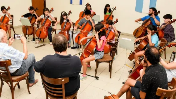 PARTICIPACIÓN. Luego de la obra de teatro Café en Plaza Laprida, actuará la Orquesta Escuela.