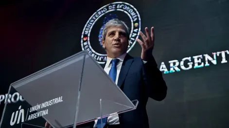 El ministro de Economía Luis Caputo expuso en la Conferencia de la UIA.