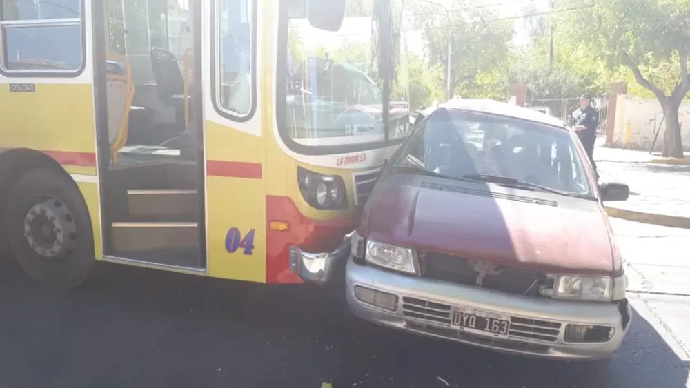 Fuerte choque en Capital: un colectivo impactó de lleno contra un auto