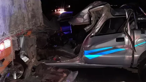 Al borde de lo peor luego de estrellarse contra un acoplado