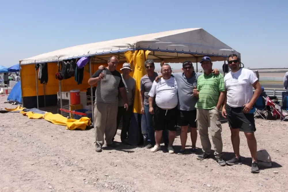 Una carpa gigante, parlantes y con todo tipo de asados