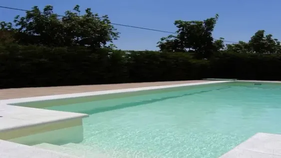 La tendencia del verano 2026 en piscinas que realza el color del agua y crea un efecto increíble