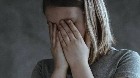 Se aprovechó de una nena que hacía un reto de Tik-Tok y le dio un beso en la boca
