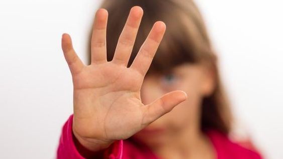 Condenaron a dos hermanos por violar a una sobrina de 7 años y manosear a otra de 13