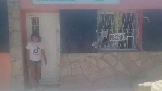 Almacenera denunció que la golpearon frente a su bebé por cobrar una deuda