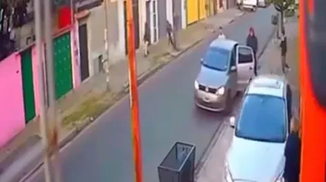[VIDEO] Para que no le robaran el auto con su hijo adentro, aceleró y atropelló a una vecina