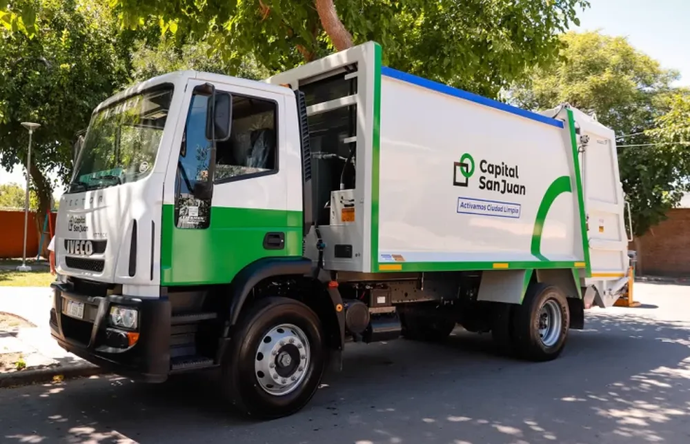 Un recolector de residuos de Capital resbaló y el camión le pasó por encima