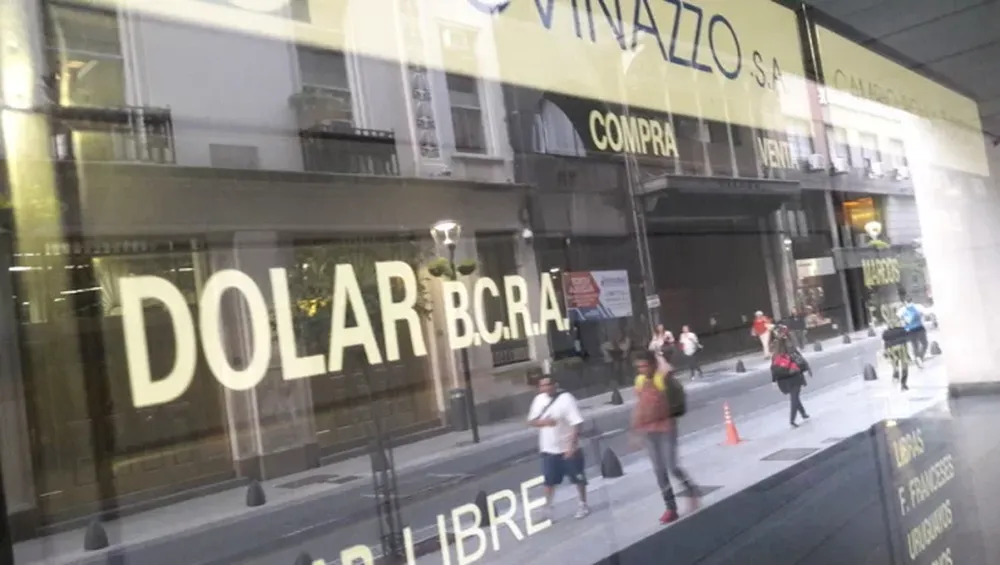 El BCRA volvió vender divisas pero el dólar marcó un nuevo récord $23,22