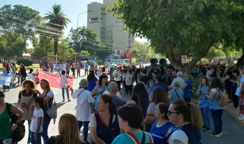 Por segundo día consecutivo, autoconvocados cortan el tránsito en inmediaciones del Centro Cívico