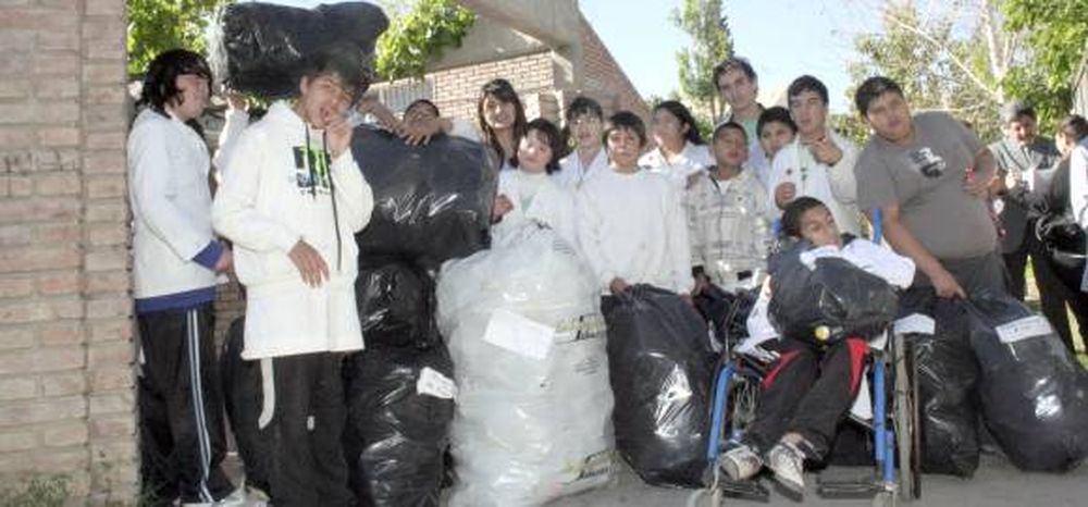 Juntaron 1.875 botellas  para devolverles el favor