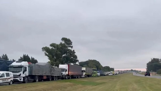 Tragedia: un muerto tras choque en cadena de seis camiones