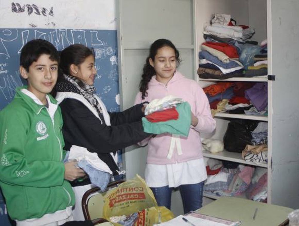 La ayuda a otros chicos como  una materia más de la escuela