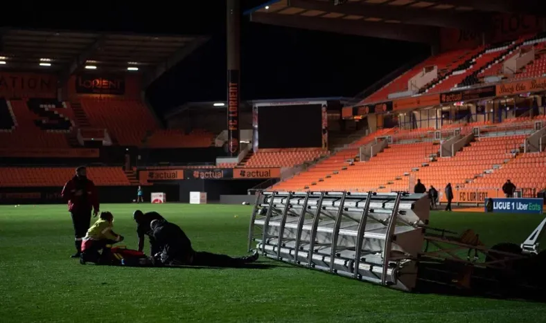 Tragedia en el fútbol francés: murió un jardinero al que se le cayó encima un panel de luz