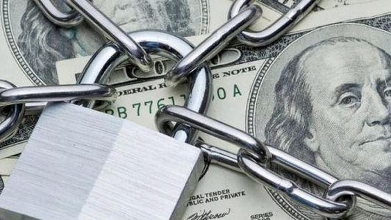 Marcha atrás con el cepo al dólar para los que cobran IFE