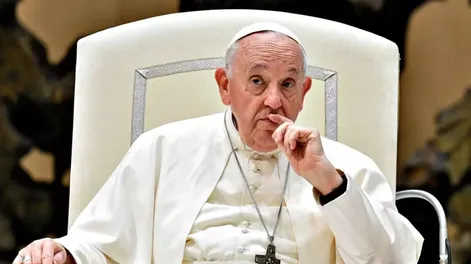 El Vaticano aseguró que los análisis de sangre del papa Francisco muestran una “leve mejoría”