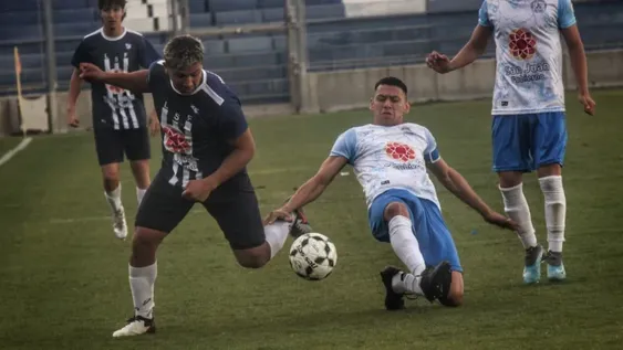 MARCADO. Luciano Riveros, el goleador de la Sanjuanina, intenta zafar de la marca de Ema Castillo, el capitán albardonero.