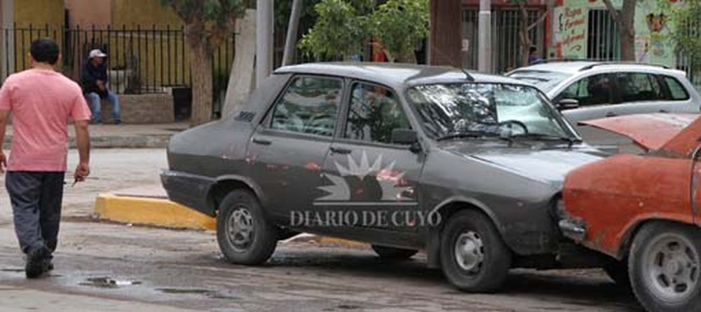 Esperaban el micro y fueron embestidos por un auto: dos nenes muy graves