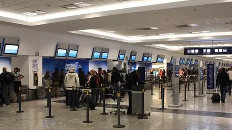 Amenaza de bomba en Aeroparque: evacuaron las terminales y suspendieron arribos