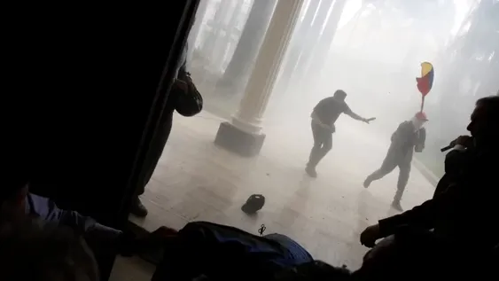 Violentos oficialistas irrumpieron en el Parlamento e hirieron a diputados