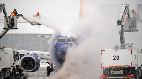 La tormenta Fern azota a EE.UU.: se cancelaron 14.000 vuelos y hay más de 800 mil usuarios sin luz