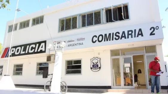 Golpeó a su expareja por celos y luego se encerró en la casa: quedó detenido y será juzgado