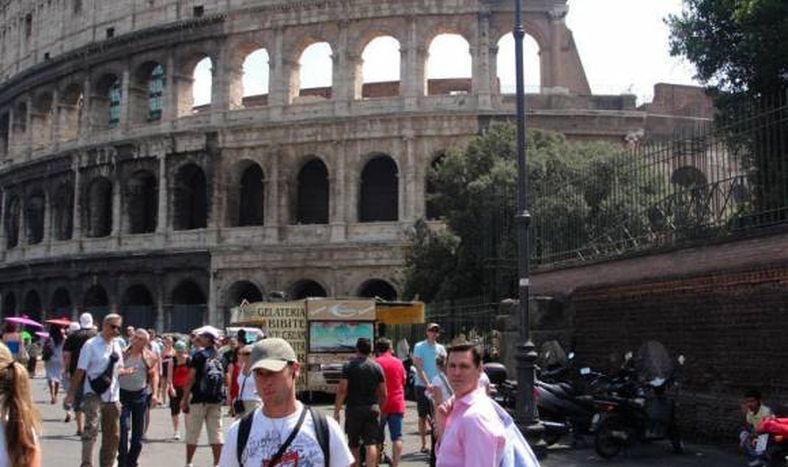El Coliseo está  inclinado unos  40 centímetros