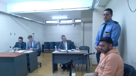 Juan Antonio Almonacid (derecha) se abstuvo de dar su versión de los hechos.  Le dictaron dos meses de prisión preventiva.