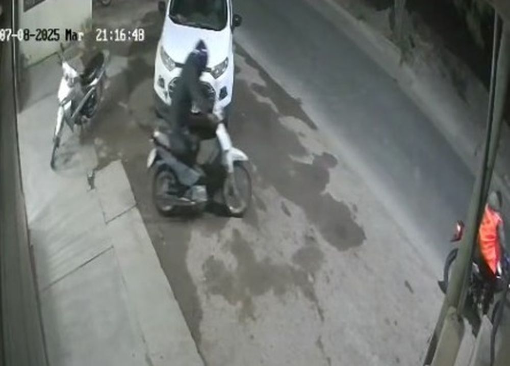 Mientras un cómplice hacía de campana, un delincuente robó una moto de una galería de compras de La Bebida