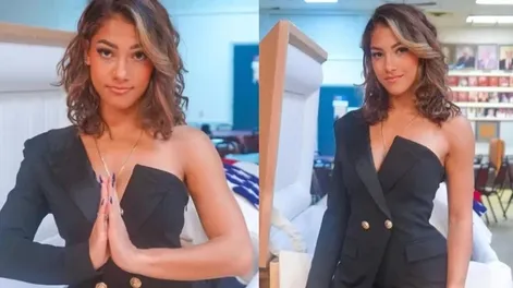 Escándalo por una modelo que posó junto al ataúd de su padre