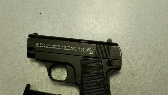 El arma que usó el delincuente para amenazar a los policías mientras huía.&nbsp;