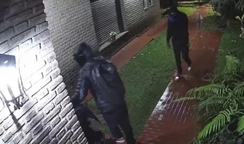 Le desvalijaron la casa a una jubilada: estaba durmiendo y la agarraron del cuello