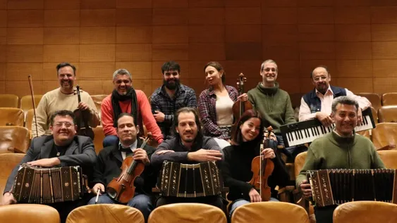 ORQUESTA TÍPICA SAN JUAN. Los músicos con sus instrumentos junto a su director, Esteban Calderón (al centro de la foto).