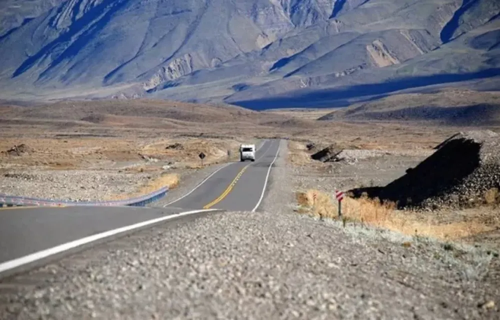 Un choque frontal entre una camioneta y un auto dejó a dos personas hospitalizadas