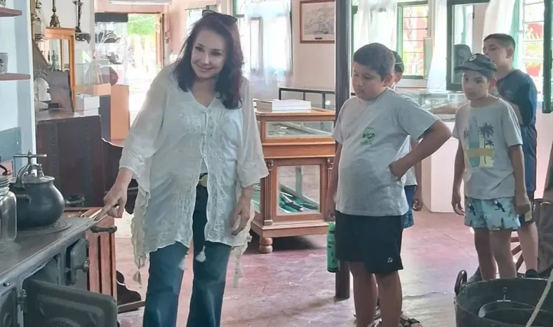 La propietaria del Complejo, Silvia Manzini, explica a los pequeños una de las colecciones que atesora el atrapante Museo sanjuanino