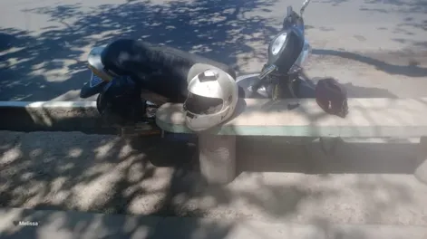 Un choque entre un auto y una motocicleta terminó con la moto en la acequia y su conductora en el Hospital