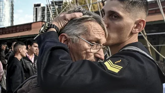 La Fragata Libertad zarpó tras una despedida entre abrazos y banderas