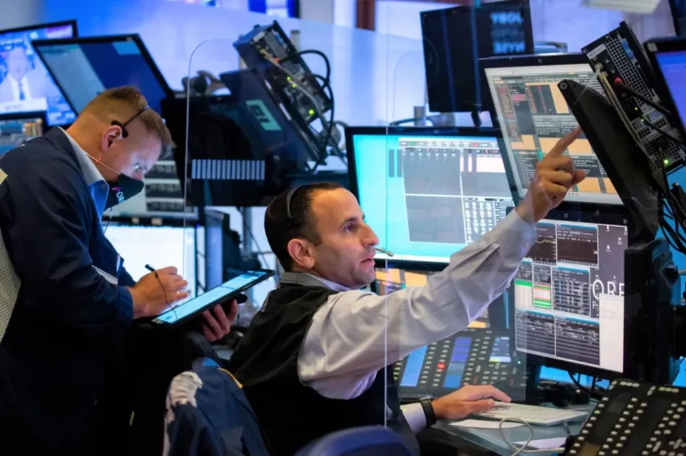 Sube el petróleo, caen las bolsas globales y arrastran a los bonos