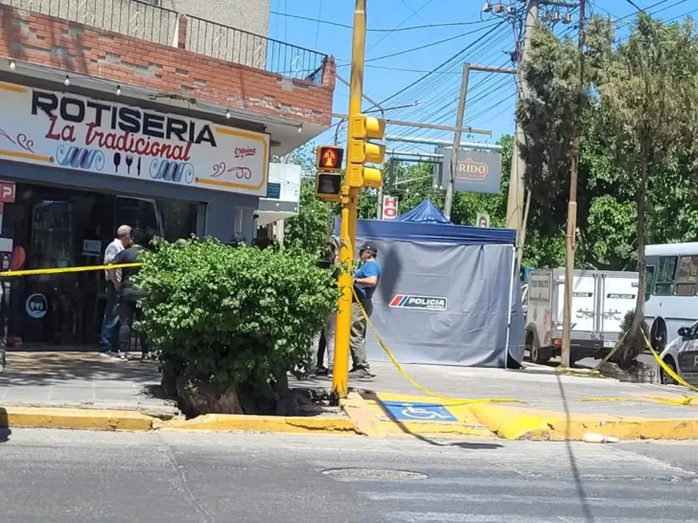 Un hombre se descompensó mientras caminaba y murió frente al Centro Cívico