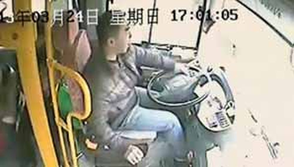 Poste cayó sobre un ómnibus y no mató a nadie de milagro