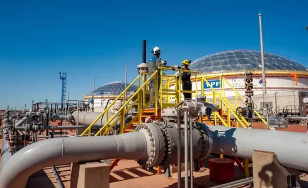 MIEMBROS DE LA CÁMARA DE COMERCIO, Industria y Servicios Argentino-Brasileña (Cambras) se reunirron para debatir la forma de superar los desafíos para concretar el negocio del gas de Vaca Muerta hacia Brasil. El encuentro se realizó en un contexto en el que ambos países buscan profundizar su integración energética y proyectar un aumento de las exportaciones argentinas.