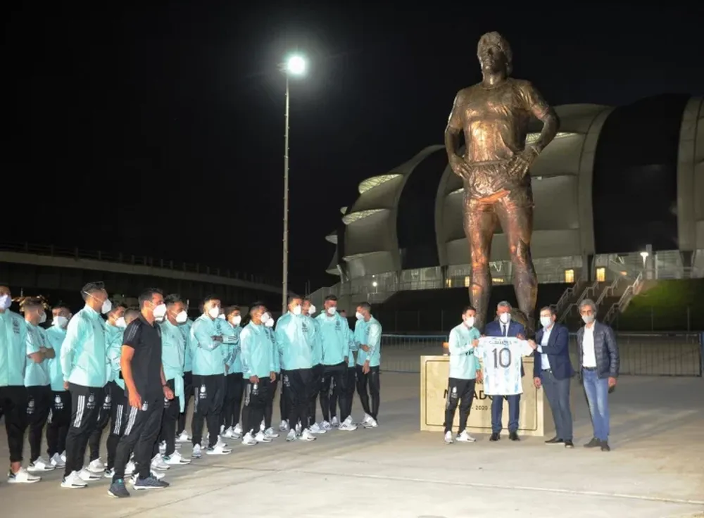 Emotivo homenaje de la Selección a Diego: inauguraron una enorme estatua en su honor